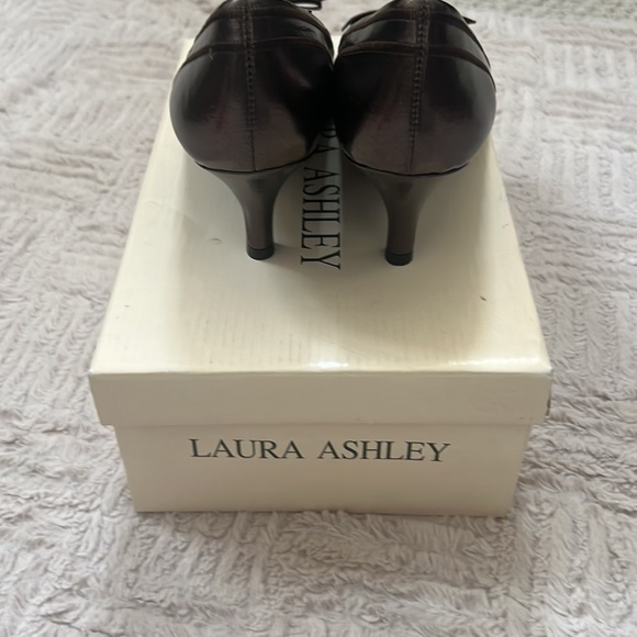 Laura Ashley Marilyn heels in color Bronze Size 8.5, New in box - Picture 12 of 16